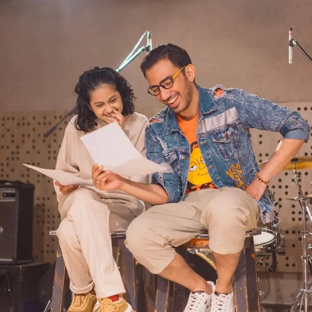 Cover Lagu Bareng, Ini 6 Potret Kebersamaan Asila Maisa dan Reza D’Academy