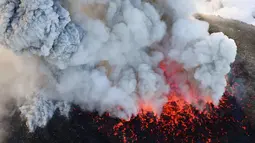 Lahar Gunung Shinmoedake terlihat di Kirishima, Jepang selatan, (6/3). Gunung berapi tersebut meletus dengan hebat beberapa kali mengeluarkan abu dan asap sampai 2.300 meter (7.500 kaki) dalam ledakan terbesar sejak 2011. (Berita Kyodo via AP)