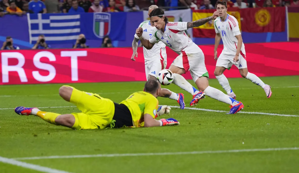 Satu gol Spanyol dicetak karena gol bunuh diri Ricardo Calafiori yang gagal antisipasi umpan tarik Williams. (AP Photo/Manu Fernandez)