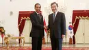 Presiden Joko Widodo berjabat tangan dengan Perdana Menteri Korea Selatan Lee Nak-yeon saat kunjungan kenegaraan di Istana Merdeka, Jakarta, Senin (20/8). (Liputan6.com/HO/Pur)