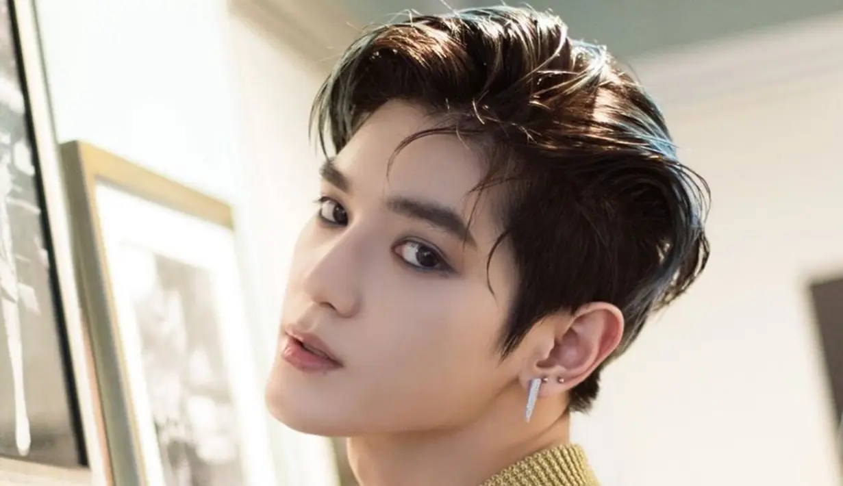Hampir semua warna pernah digunakan oleh Taeyong. Walaupun kerap tampil nyentik, rambut warna hitam kecoklatan ini adalah warna andalan dan favorite para fans. Banyak yang bilang aura Taeyong lebih terpancar saat rambutnya berwarna gelap.(Liputan6.com/IG/@taeyongsment)
