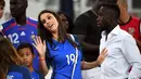 Wanita yang berprofesi sebagai model ini kerap datang langsung kelapangan untuk mendukung langsung sang kekasih bertanding. (AFP/Franck Fife)