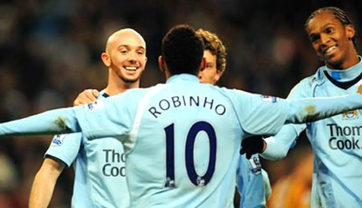 Manchester City's Stephen Ireland celebrates after scoring the fifth goal after a pass from Robinho during English Premier league match against Hull City at City of Manchester Stadium, on December 26, 2008. AFP PHOTO/ANDREW YATES