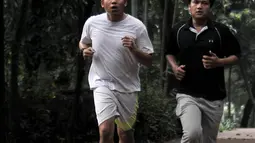 Warga saat berolahraga di Taman Hutan Kota Tebet, Jakarta, Kamis (19/4). Pemprov DKI Jakarta berencana memberdayakan hutan kota sebagai destinasi wisata gratis. (Merdeka.com/Iqbal Nugroho)