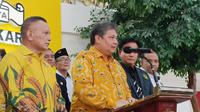 Ketua Umum Partai Golkar Airlangga Hartarto saat konferensi pers usai bertemu PBB, di Kantor DPP Partai Golkar, Selasa (21/3/2023). (Merdeka.com/Alma Fikhasari)