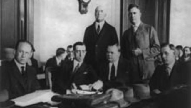 Suasana sidan pertama Arbuckle. Setelah sidang ke-3 ia dinyatakan tidak bersalah, tapi media telanjur menghakiminya. Karir Arbuckle pun tamat. (Sumber Wikimedia Commons)