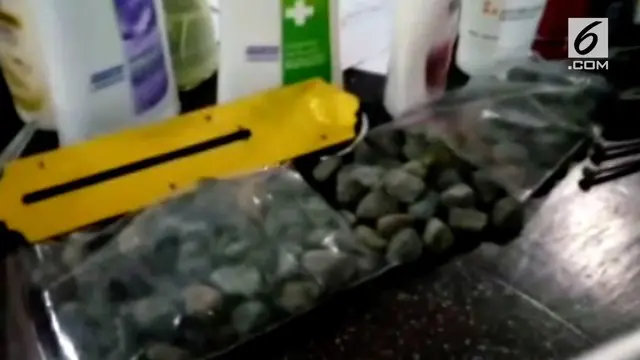 Petugas Imigrasi dan PPIH embarkasi Surabaya menyita batu Kerikil dari calon jemaah haji. Rencananya batu-batu ini akan digunakan untuk melontar Jumrah saat pelaksanaan ibadah haji