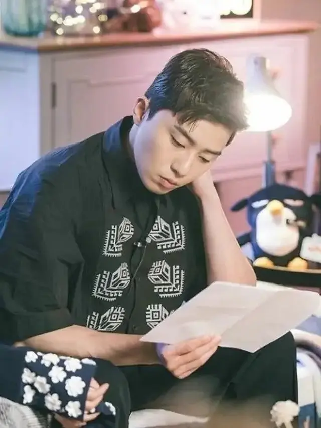 6 Editan Foto Park Seo Joon Ikut Puasa Ramadhan di Indonesia Ini Kocak