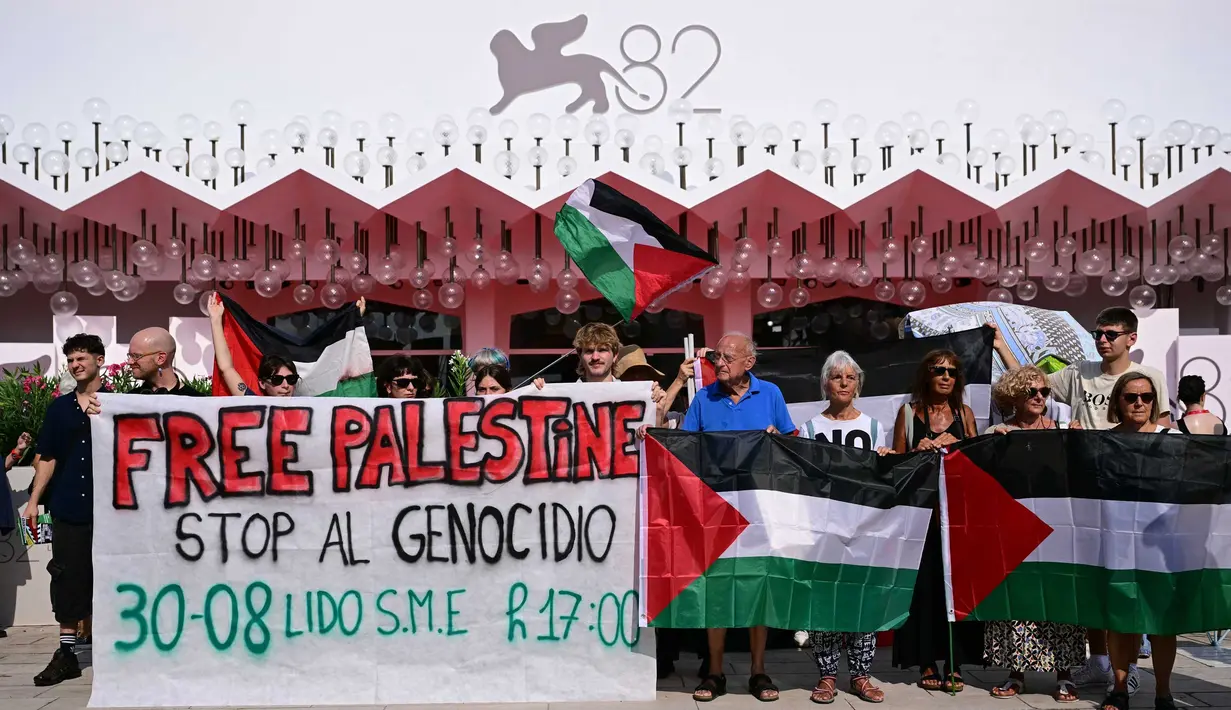 Sekelompok orang berunjuk rasa menyerukan aksi protes untuk mendukung rakyat Palestina, menjelang upacara pembukaan Festival Film Venesia ke-82 di Venesia Lido pada tanggal 27 Agustus 2025. (Tiziana FABI/AFP)