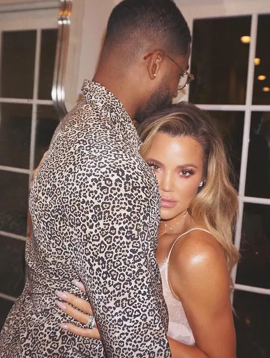 Di foto kedua, Khloe dan kekasihnya, Tristan Thompson terlihat berciuman. Tristan pun meletakkan tangannya di perut KoKo. (instagram/khloekardashian) (instagram/khloekardashian)