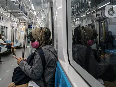 Penumpang berada di dalam kereta Moda Raya Terpadu (MRT) di Stasiun MRT, kawasan Jakarta, Senin (15/2/2021). Selama Pemberlakuan Pembatasan Kegiatan Masyarakat (PPKM) Berbasis Mikro mulai 11 Februari 2021 jadwal operasional MRT mengalami penyesuaian. (Liputan6.com/Johan Tallo)