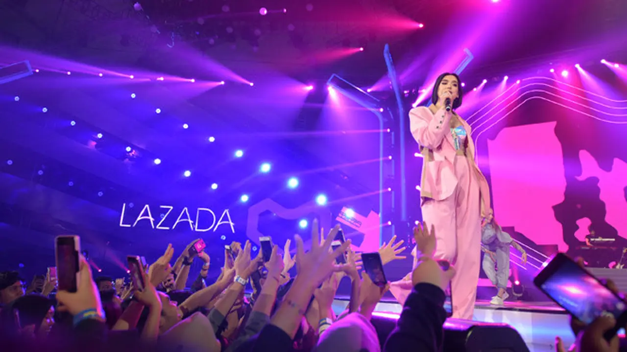 Kecupan Manis Dua Lipa di Super Party Tandai Lahirnya Era Shoppertainment dari Lazada