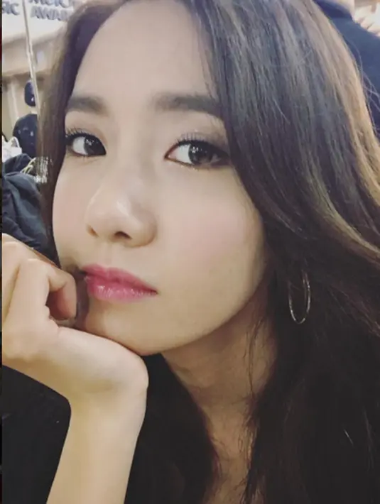 Pemiihan make-up yang di gunakan Yoona saat tampil di panggung maupun red carpet adalah warna warna pastel. (via instagram@yoona__lim)