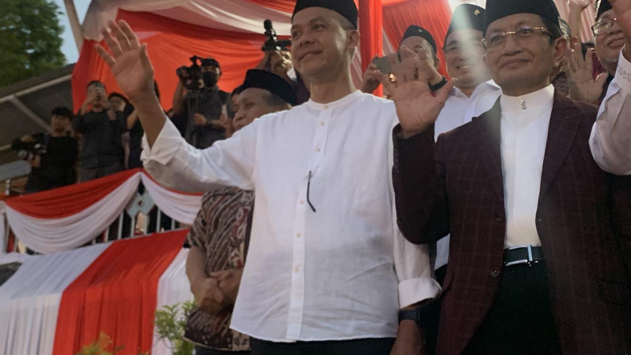 Bakal Capres PDIP Ganjar Pranowo bersama  Imam Besar Masjid Istiqlal Nasaruddin Umar saat menghadiri Halal Bihalal di di Lapangan Tikala, Kota Manado, pada Kamis (18/5/2023).