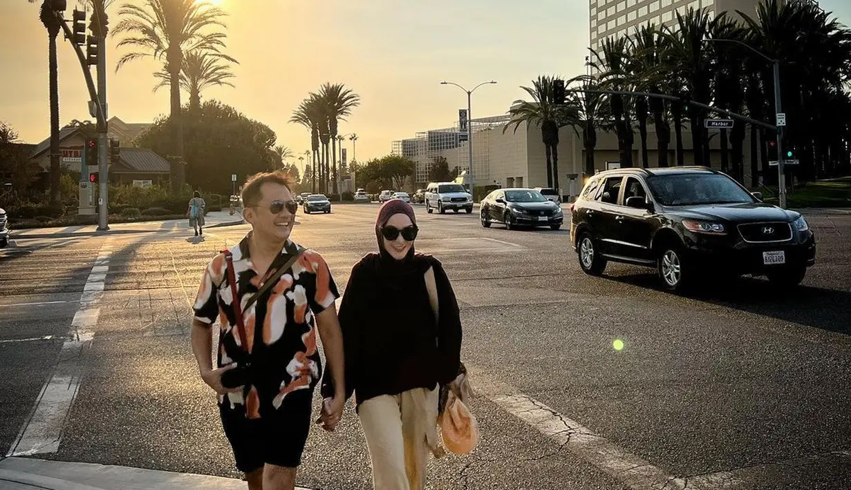 Sebelumnya, Zaskia Adya Mecca mengunggah foto menggandeng tangan Hanung Bramantyo di kawasan Garden Grove, California, AS. Ia susah diajak ke AS karena khawatir negara tersebut kurang ramah terhadap komunitas Muslim. “Akhirnya ku iyain, dan setelah itu sampai saat ini baru sadar betapa nyeselnya kalo kutolak,” tulisnya bersama foto itu. “Sekalian honeymoon yang tertunda 12 tahun ya,” Zaskia Adya Mecca menambahkan. (Foto: Dok. Instagram @zaskiadyamecca)