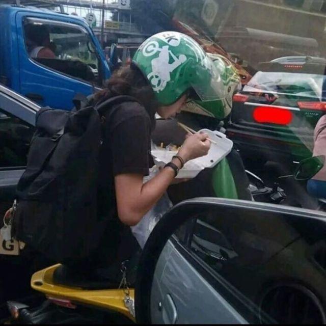 6 Aksi Nyeleneh Orang Makan di Motor Ini Bikin Tepuk Jidat