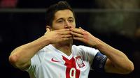 Striker Timnas Polandia berusia 35 tahun, Robert Lewandowski total mencetak 13 gol dari 10 laga dalam kualifikasi Euro 2016. Tergabung di Grup D yang berisikan 6 negara, catatan gol Robert Lewandowski mampu membawa negaranya lolos ke putaran final. Irlandia Utara finish sebagai runner-up Grup D di bawah Jerman dan sama-sama lolos langsung ke putaran final Euro 2016 di Prancis. (AFP/Janek Skarzynski)