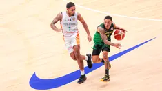 Pebasket Brasil, Yago Santos (kanan) berusaha melewati penjagaan pebasket Pantai Gading, Maxence Dadiet pada laga ketiga Grup G Piala Dunia FIBA 2023 di Indonesia Arena, Senayan, Jakarta, Rabu (30/08/2023). Brasil menang dengan skor 89-77. (Bola.com/Bagaskara Lazuardi)