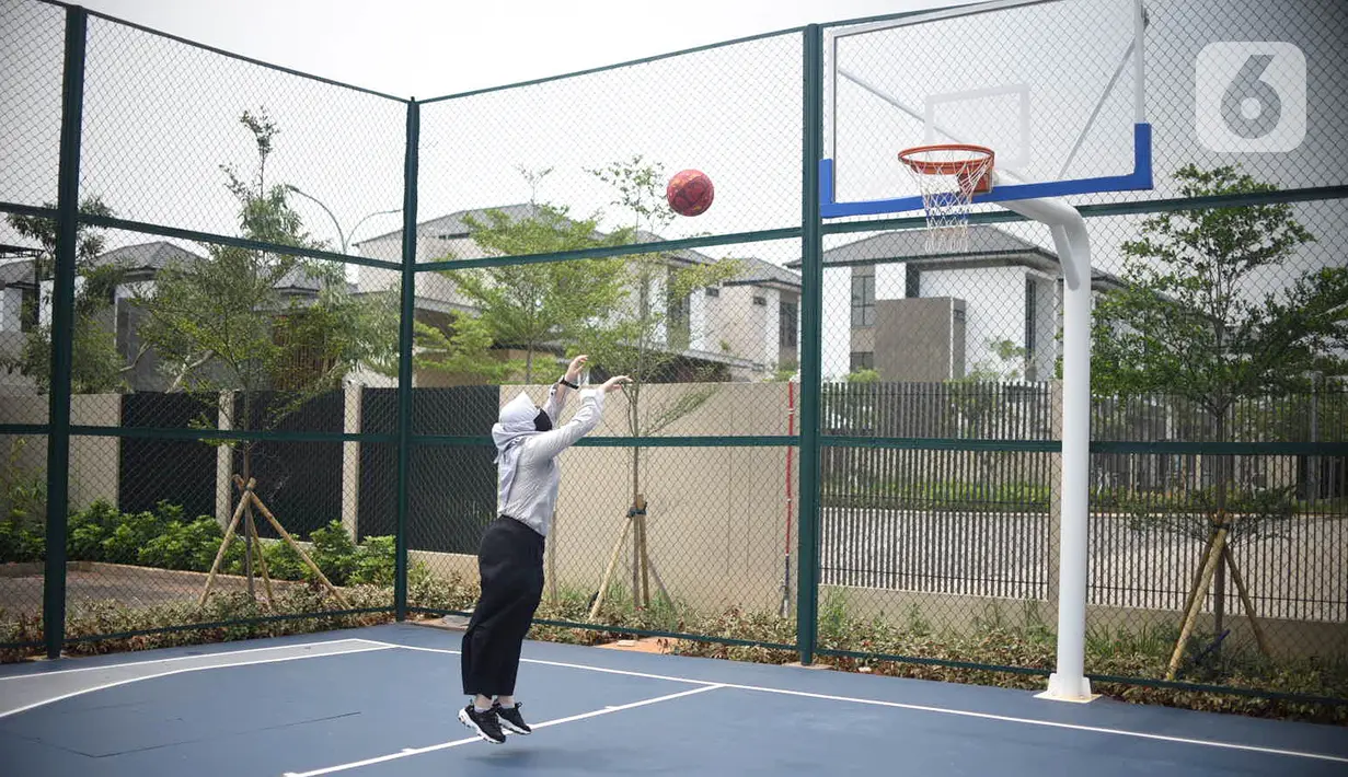 Model bermain basket di Club House Cluster Semayang Jakarta, Rabu (18/11/2020). Club House Cluster Semayang menyediakan beragam fasilitas bagi penghuni seperti kolam renang, ruang serbaguna, outdoor fitness, taman bermain anak, yoga lawn, BBQ pit, dan basket ball court 3 on 3. (Liputan6.com/Pool)