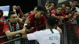 Seorang suporter menyapa striker Timnas Indonesia, Beto Goncalves, usai dikalahkan Singapura pada laga Piala AFF di Stadion Nasional, Singapura, Jumat (9/11). Singapura menang 1-0 atas Indonesia. (Bola.com/M. Iqbal Ichsan)