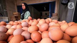 Pedagang agen telur menunggu pembeli di Tangerang, Banten, Selasa (8/3/2022). Menurut pedagang,  pekan ini harga telur ayam ras mengalami kenaikan dari harga Rp19 ribu menjadi Rp24 ribu per kilogram. (Liputan6.com/Angga Yuniar)