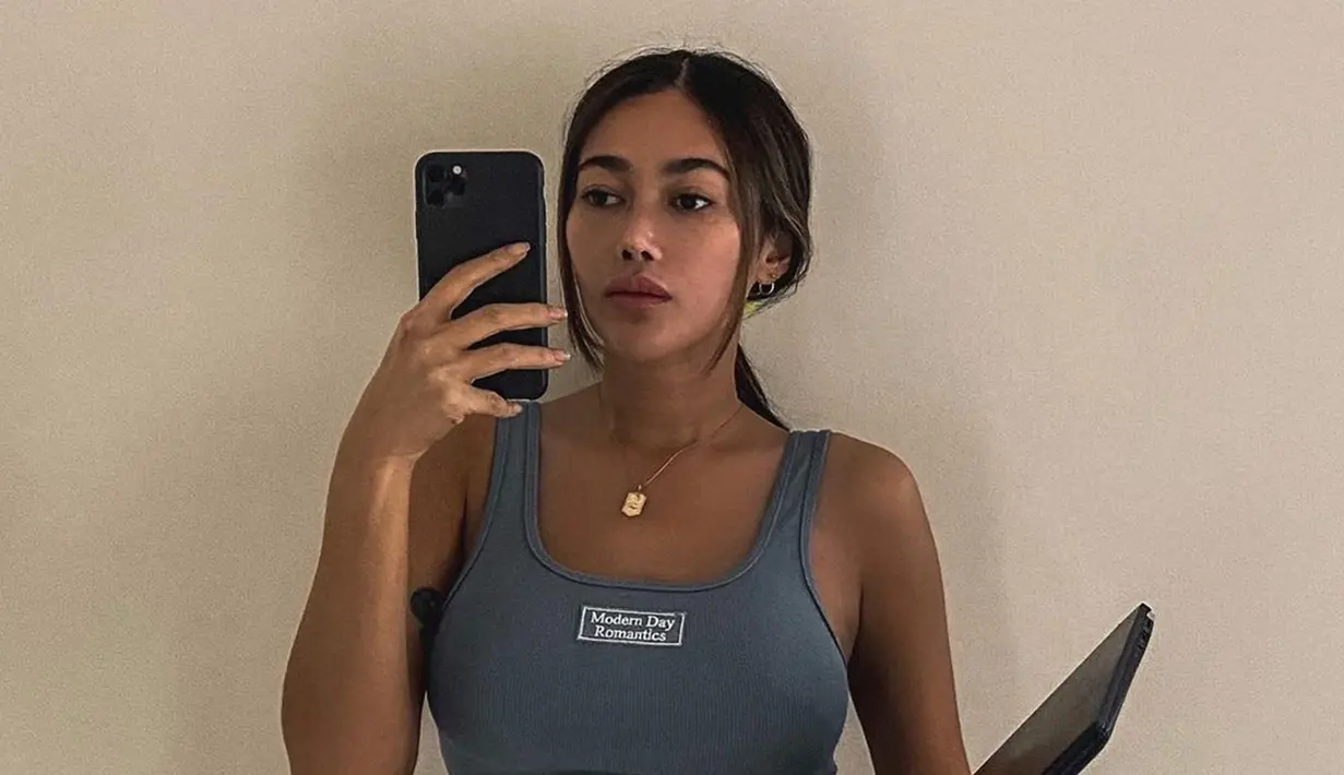 Selain potret liburan, Ratu Felisha tak jarang membagikan pose dengan gaya mirror selfie. Tampil sporty dengan tank top crop, bintang sinetron 'Si Cecep' ini terlihat awet muda di usianya yang hampir menginjak kepala empat. Kalung emas yang melingkar di lehernya membuat penampilannya makin memesona. (Liputan6.com/IG/@allaboutfelisha)