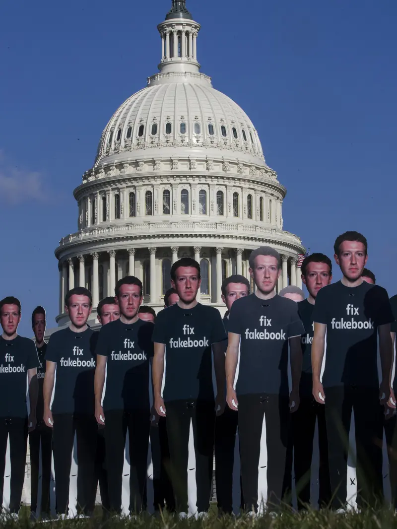 Seratus Potongan Karton Mark Zuckerberg Berjejer di Halaman Gedung Capitol AS