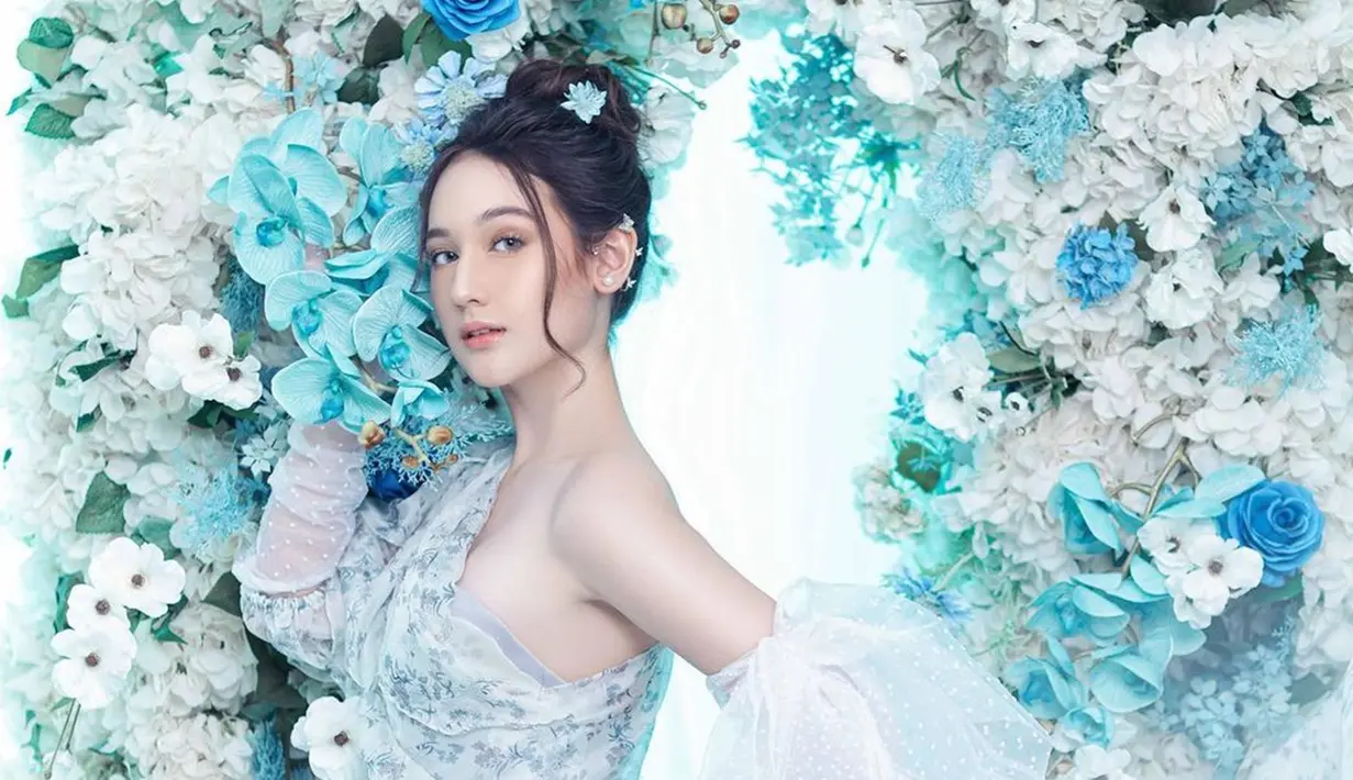 Melalui akun Instagram pribadinya, Laura Moane terlihat mengunggah beberapa foto pemotretannya bersama FD Photography. Dekorasi dalam pemotretannya juga terlihat senada dengan gaun yang digunakan oleh Laura Moane. (Liputan6.com/IG/@its_lauramoane2)