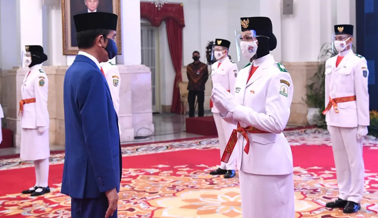 Presiden Joko Widodo memberi ucapan selamat kepada anggota Pasukan Pengibar Bendera Pusaka (Paskibraka) usai upacara pengukuhan di Istana Negara, Kamis (13/8/2020). Sebanyak 8 anggota Paskibraka akan bertugas pada upacara HUT ke-75 Kemerdekaan RI. (Foto: Lukas - Biro Pers Sekretariat Presiden)