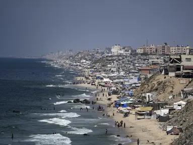 Tenda-tenda berdesakan saat para pengungsi Palestina berkemah di pantai, di sebelah barat Deir al-Balah, Jalur Gaza, Selasa, 20 Agustus 2024. (AP Photo/Abdel Kareem Hana)