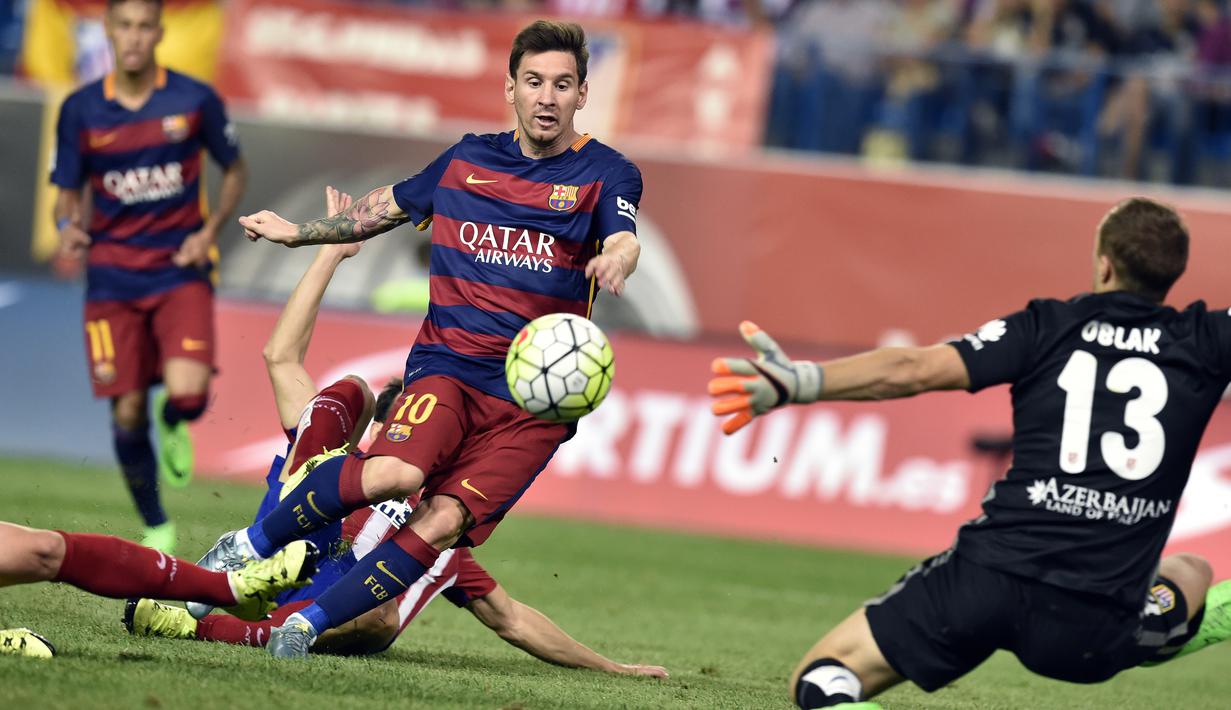 Pemain Barcelona, Lionel Messi (L)  saat mencetak gol ke gawang Atletico Madrid di Stadion Vicente Calderon, Madrid. (12/9/2015). Barcelona  Menang 1-0. (AFP Photo/Gerard Julien)