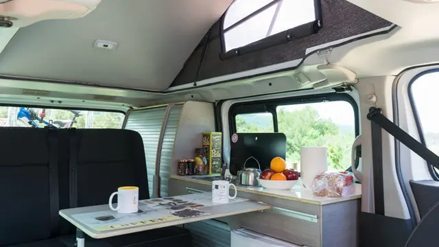 Bagian interior Nissan Evalia versi camper van