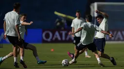 Para pemain Spanyol memainkan bola saat sesi latihan di Stadion La Cartuja, Seville, Spanyol, Minggu (13/6/2021). Spanyol akan bermain melawan Swedia dalam Grup E Euro 2020 pada 13 Juni 2021 waktu setempat. (AP Photo/Thanassis Stavrakis)