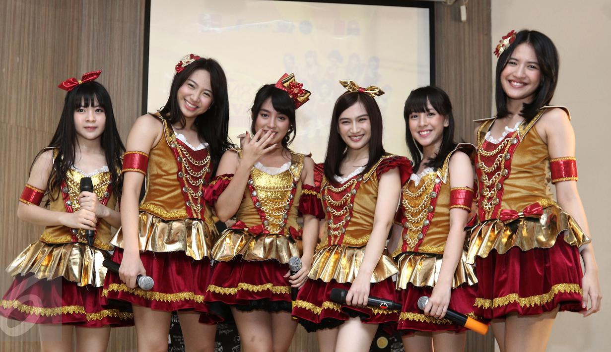 JKT48 berpose seusai jumpa pres New Album Festival Greatest Hits JKT48 di kawasan Kemang, Jakarta, Rabu (22/2). Mereka juga memasukkan lagu yang menjadi hits dalam setiap perilisan di tahunnya dan memiliki momen penting. (Liputan6.com/Herman Zakharia)