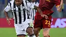 Pemain AS Roma Nicolo Zaniolo (kanan) berebut bola dengan pemain Udinese Samir pada pertandingan Serie A Liga Italia di Olympic Stadium, Roma, Italia, 23 September 2021. AS Roma menang 1-0. (Alberto PIZZOLI/AFP)