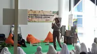 Aktris dan juga Aktivis Lingkungan, Davina Veronica Hariadi menjadi pemateri kegiatan edukasi "Mari Lestarikan Keanekaragaman Hayati Lampung". Foto : (Liputan6.com/Ardi).