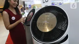 Model menunjukkan LG PuriCare 360° Air Purifier di Jakarta, Rabu (23/06/2021). Air purifier LG menjadi pilihan baru bagi masyarakat pada performa sebuah unit pemurni udara yang dilengkapi dengan Clean Booster yang dapat diatur dalam variasi kemiringan 35 - 55 derajat dan berputar. (Liputan6.com)