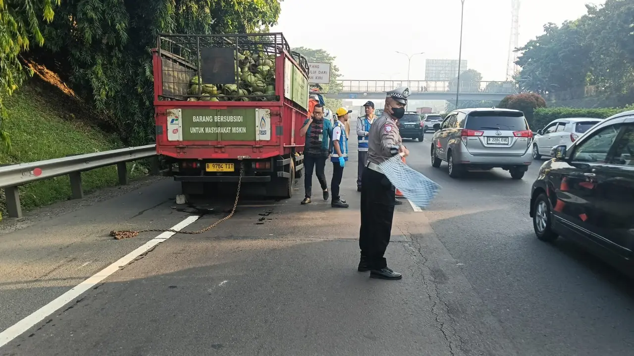 Truk Pembawa Gas 3Kg Tabrak Tronton di Tol JORR