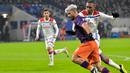 Penyerang man City, Sergio Aguero mencoba melewati pemain Lyon pada laga lanjutan liga champions yang berlangsung di stadion Parc Olympique Lyonnais, Prancis, Rabu (28/11). Manchester City imbang 1-1 kontra Lyon. (AFP/Roman Lafabregue)