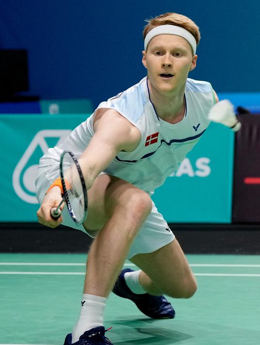 <p>Anders Antonsen saat melawan Anthony Sinisuka Ginting pada pertandingan tunggal putra turnamen bulu tangkis Malaysia Open 2023 di Bukit Jalil Axiata Arena, Kuala Lumpur, Malaysia, Kamis (12/1/2023). Anthony Sinisuka Ginting mengalahkan Anders Antonsen dengan skor 21-14, 17-21, dan 21-17. (AP Photo/Vincent Thian)</p>