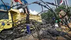 Petugas tampak mengangkut tanaman yang rusak di Taman Silang Monas, Jakarta, Jumat (22/8/14). (Liputan6.com/Faizal Fanani)