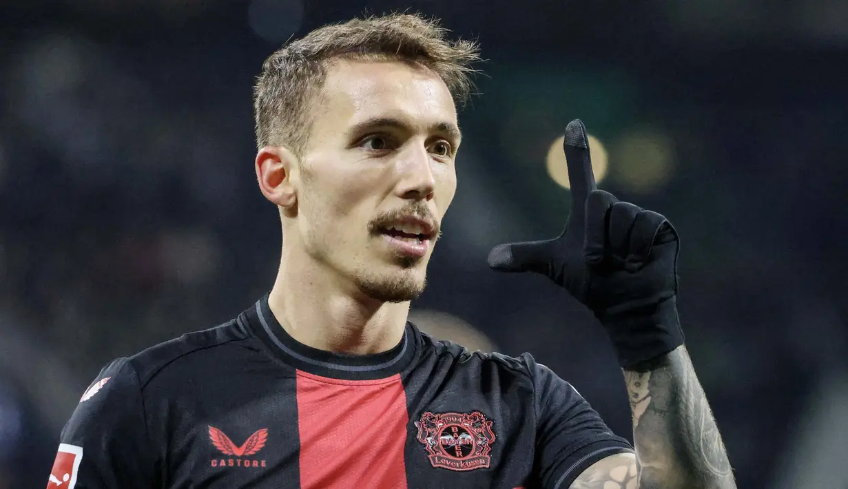 Pemain asal Spanyol ini menjadi pemain yang luar biasa sejak bergabung dengan Bayer Leverkusen. Alex Grimaldo berhasil mencetak tujuh gol serta membuat empat asisst. Selain pawai mencetak gol, sang pemain juga andal dalam bertahan. (AFP/Focke Strangmann)