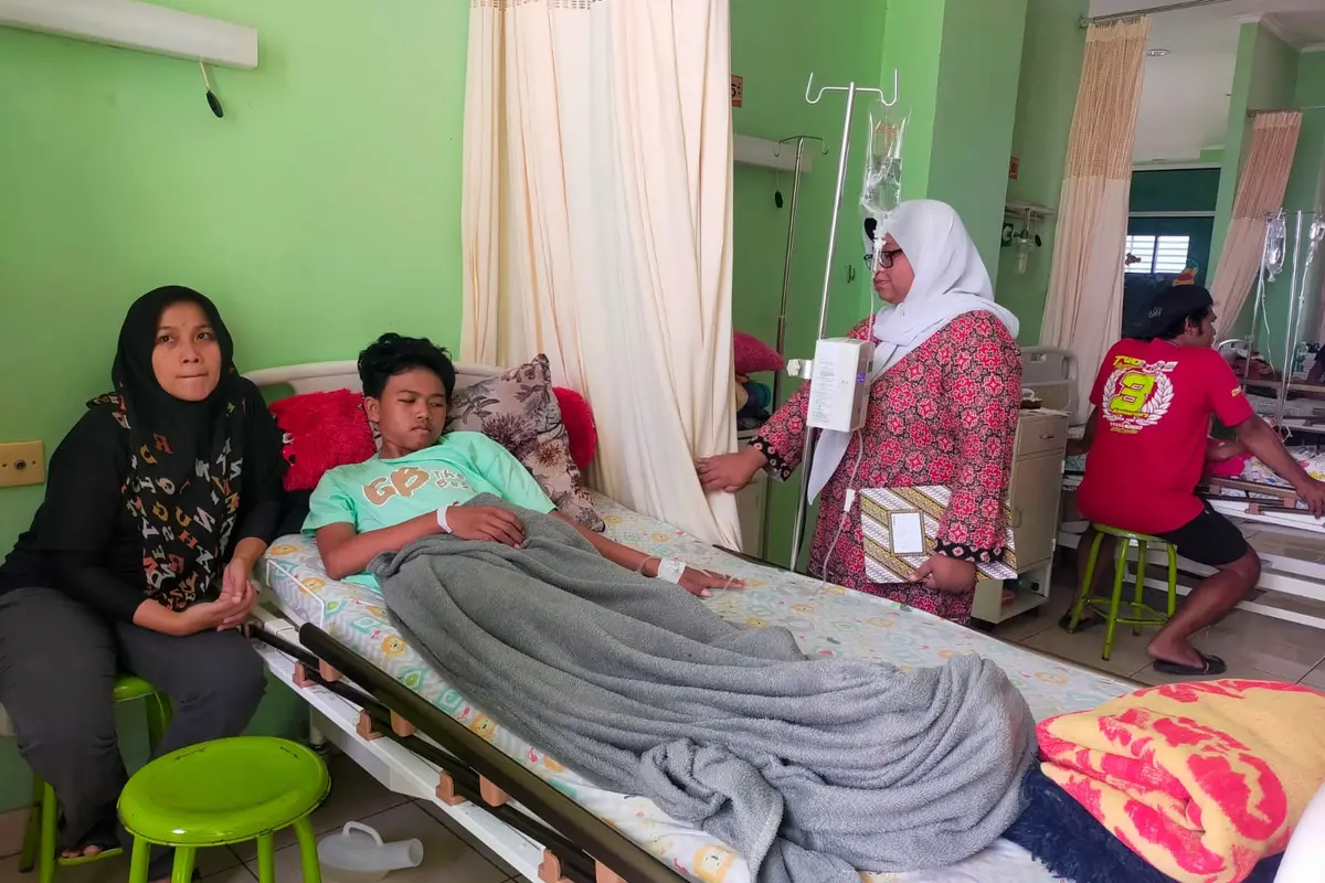 Salah seorang warga penderita DBD tengah mendapatkan perawatan di RSUD dr. Soekardjo, Tasikmalaya. (Liputan6.com/Jayadi Supriadin)