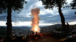 Tembakan meriam kembang api untuk memberi tanda matahari telah terbenam dan menandai akhir dari puasa selama bulan suci Ramadan di Sarajevo, Bosnia, (16/5). (AP Photo / Amel Emric)