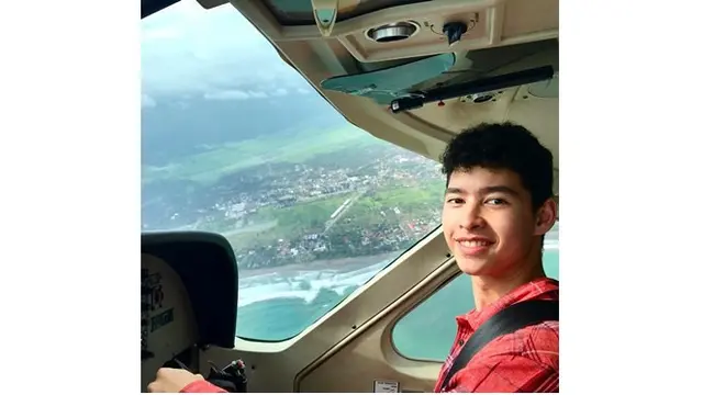Gaya kece Alvy saat berada di atas pesawat, cocok jadi pilot idaman masa depan?