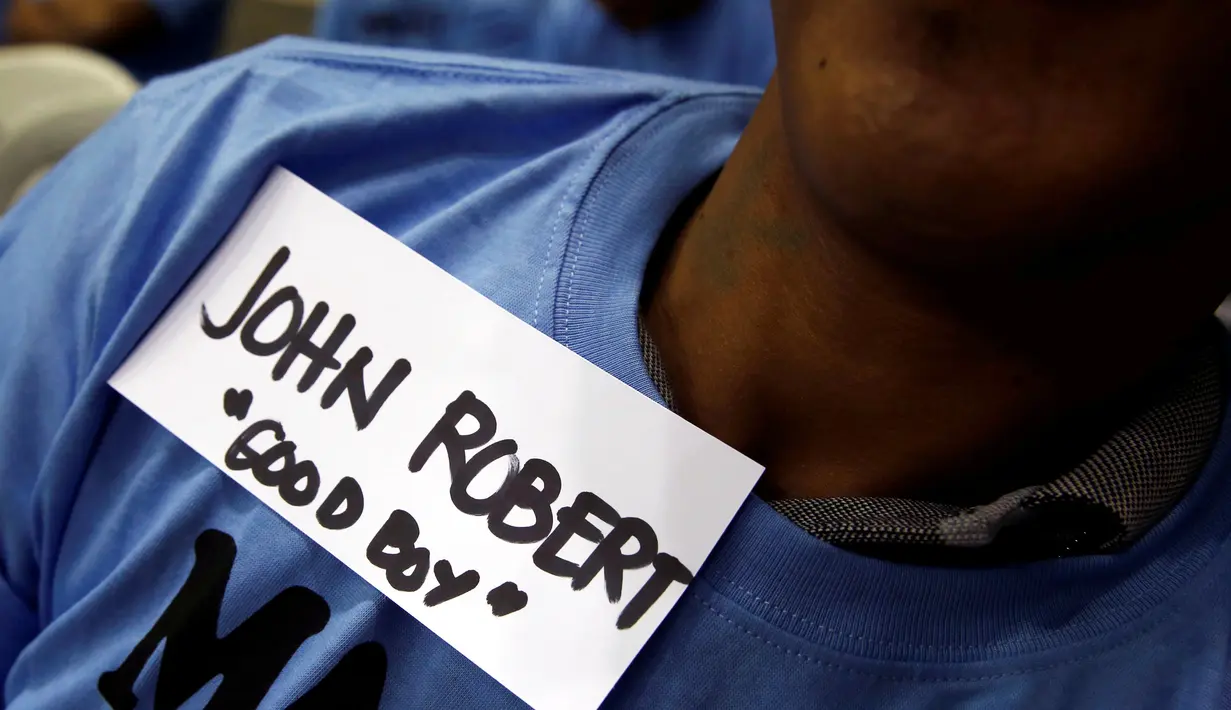 Salah satu pecandu narkoba yang hadir di Makati, Manila, Filipina (18/8). Para pecandu narkoba menyerahkan diri lantaran marak teror penembakan misterius di Filipina. (Reuters/Eric Castro)