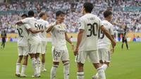 Pemain Real Madrid merayakan gol dalam laga babak 16 besar Piala Dunia Antarklub antara Real Madrid dan Juventus di Miami Gardens, 1 Juli 2025. (AP Photo/Rebecca Blackwell)