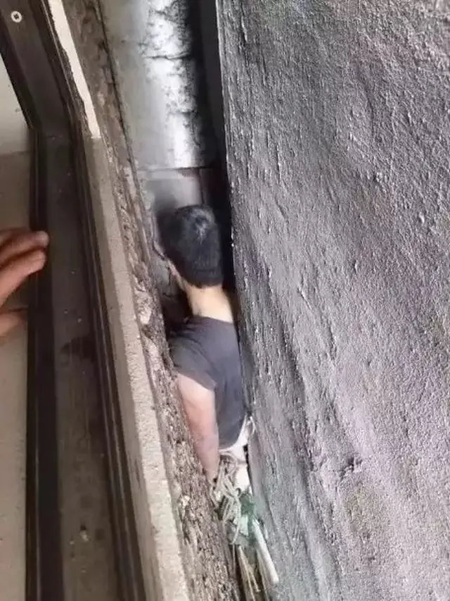 6 Aksi Kuli Bangunan Terlalu Semangat Bekerja Sampai Tak Sadar Terjebak Ini Kocak