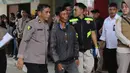 Dengan hasil ini, artinya, sudah 10 jenazah berhasil diidentifikasi dari total 22 korban tewas. Tampak dalam foto, pihak keluarga dan kerabat korban kebakaran Gedung Terra Drone didampingi petugas menuju ruang jenazah, di Rumah Sakit Bhayangkara R. Said Sukanto atau RS Polri Kramat Jati, Jakarta, Rabu (10/12/2025). (merdeka.com/magang/Rendi Saputra)