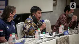 Chairman Pancoran Soccer Field Gede Widiade saat konferensi pers International Youth Championship (IYC) 2021 di Hotel Shangri-La, Jakarta, Selasa (12/4/2022). Nantinya, semua pertandingan kompetisi tersebut akan dilangsungkan di Jakarta International Stadium (JIS). (Liputan6.com/Faizal Fanani)